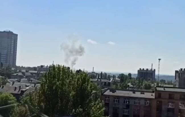 В центре Донецка прогремели взрывы: над городом поднимается дым