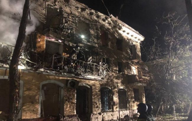 Внаслідок удару по Запоріжжю спалахнув житловий будинок: одна людина загинула, семеро поранені