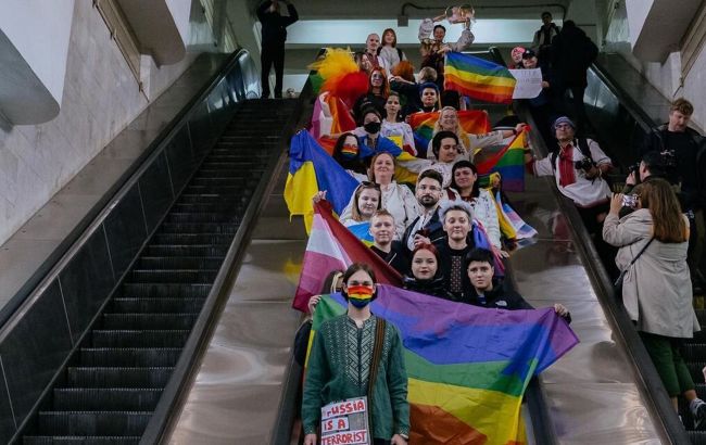 "Ми боремось за Україну": у харківському метро ЛГБТ-активісти провели марш (фото)