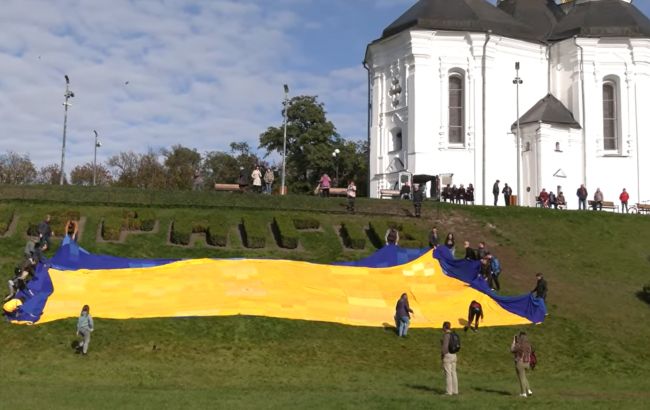 В'язали майже у всіх країнах: у Чернігові розгорнули найбільший прапор України та встановили рекорд