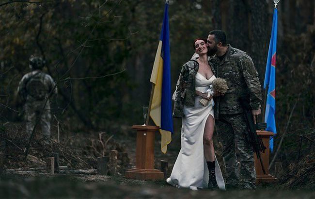 Українська захисниця "Жанна Д'Арк" вийшла на заміж прямо на передовій: дивіться зворушливі фото