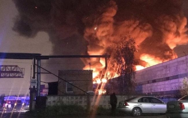 В Санкт-Петербурге на складе вспыхнул масштабный пожар