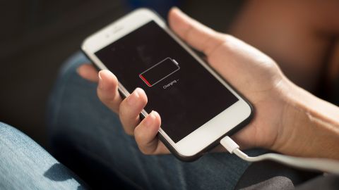 Как зарядить телефон от автомобильного аккумулятора | РБК Украина