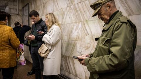 "Мы выползли в коридор, а из кухни уже дым шел": киевляне рассказали об ударе в их дом