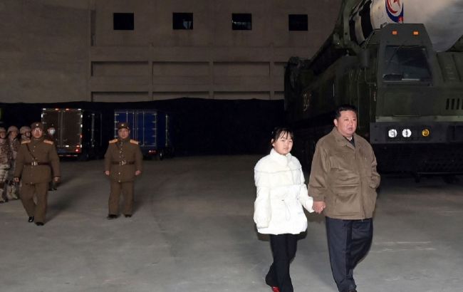 Ким Чен Ын впервые показал миру свою дочь во время ракетных испытаний