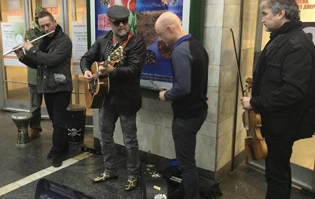 Борис Гребенщиков зіграв у вестибюлі метро "Золоті ворота"