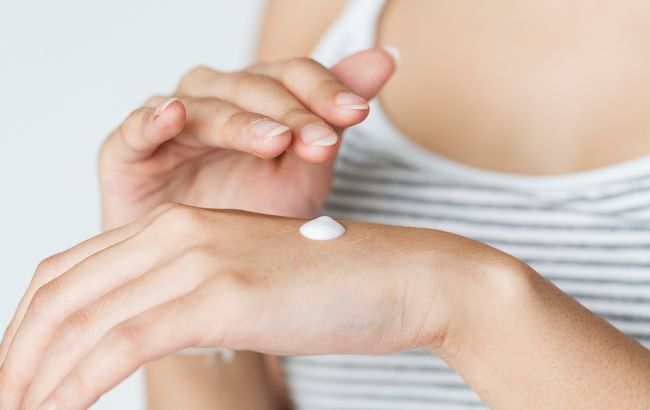 Як доглядати за шкірою рук у морозну погоду: зволоження, пом'якшення та захист