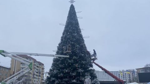 В Буче после оккупации установили елку: будет ли большое празднование (фото)