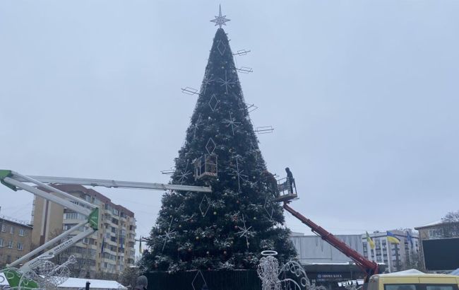В Буче после оккупации установили елку: будет ли большое празднование (фото)