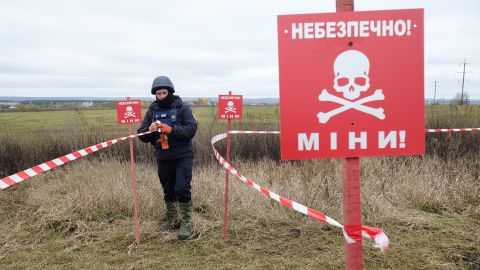 В Одесской области спасатели мощно обезвредили противокорабельную мину (видео)