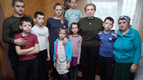 24-летний военный ВСУ усыновил восьмерых детей-сирот: трогательная история