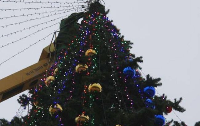 В Керчи установили елку с украинской символикой: оккупанты бесятся от злости (фото)