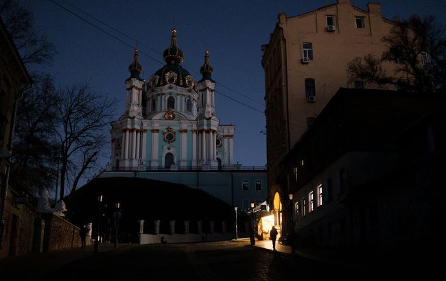 Известные туристические места мира выключили свет, чтобы поддержать Украину (фото)