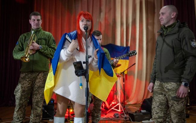 Вагітна українська співачка виступила для військових: дуже зворушливе відео