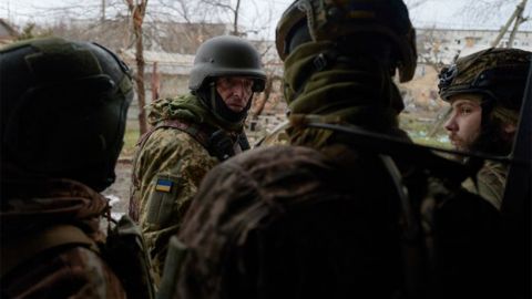 Украинский военный сыграл на пианино под взрывами в Бахмуте: смотрите трогательное видео