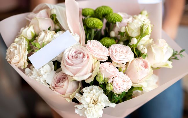 Які квіти дарувати жінці на свята та що вони означають (фото)