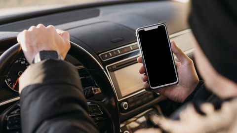 Вот почему заряжать телефон в машине - плохая идея: убедительные причины