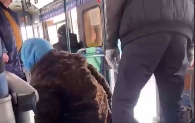 "Іди помийся": у Росії водій за ноги витягнув пенсіонерку з автобуса (відео)