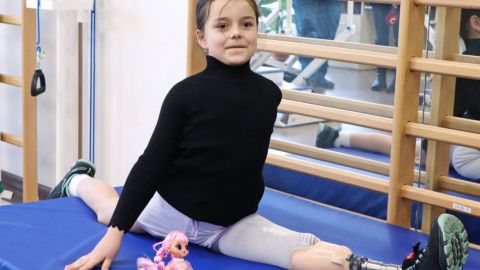 Шестирічна гімнастка, яка втратила ногу внаслідок російських обстрілів, повертається до тренувань (відео)