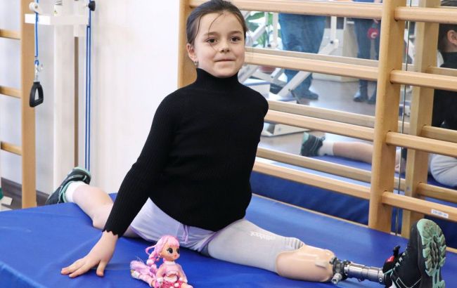 Шестилетняя гимнастка, потерявшая ногу в результате российских обстрелов, возвращается к тренировкам (видео)