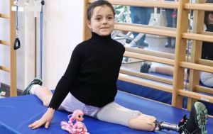 Це до сліз! Маленька гімнастка Саша з протезом через російську ракету вперше виступила на змаганнях