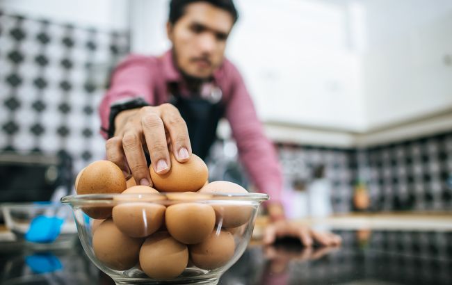Надежные способы проверить яйца на свежесть прямо у прилавка: четыре лайфхака