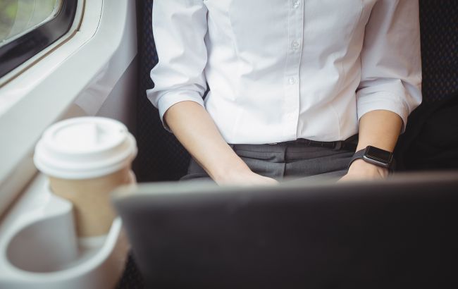 Почему нельзя заказывать напитки во время перелетов: стюардесса раскрыла тайну авиакомпаний
