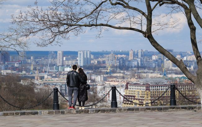 У небі над Києвом помітили унікальне атмосферне явище: що це та який вигляд має (фото та відео)