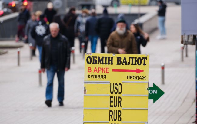Украинцам развеяли известный миф о приеме изношенных купюр в обменниках: узнайте правду
