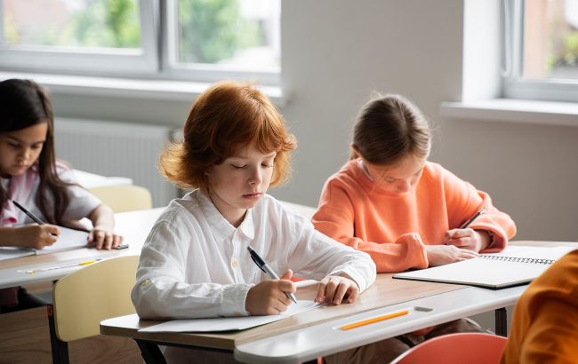 Могут ли по закону отчислить ребенка из украинской школы во время войны: точный ответ