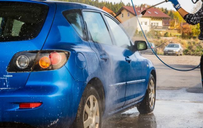 Ці 5 неочевидних помилок під час мийки швидко зіпсують ваше авто