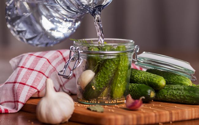 Будут готовы через три часа! Клопотенко поделился вкусным рецептом малосольных огурцов (видео)