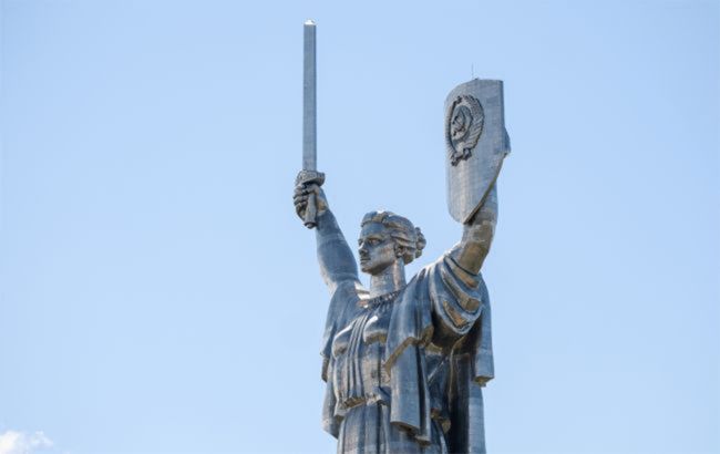 Мешканцям Києва показали, як змінюють герб СРСР на монументі "Батьківщина-мати": фото з місця подій