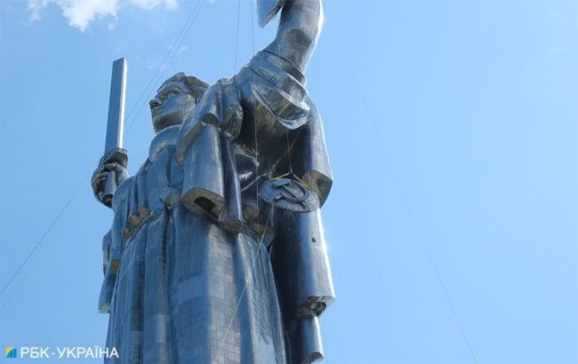 Тризуб на місці. На монументі "Батьківщина-мати" розпочинають встановлення герба (відео)