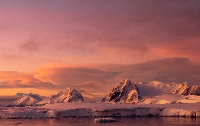 Українські полярники показали неймовірне явище в Антарктиді. Ви такого ніколи не бачили! (фото)