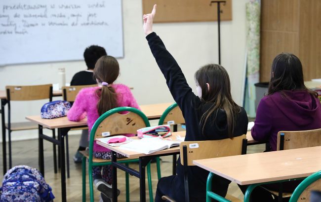 Украинские дети за границей будут учиться по новой программе: что изменили в МОН