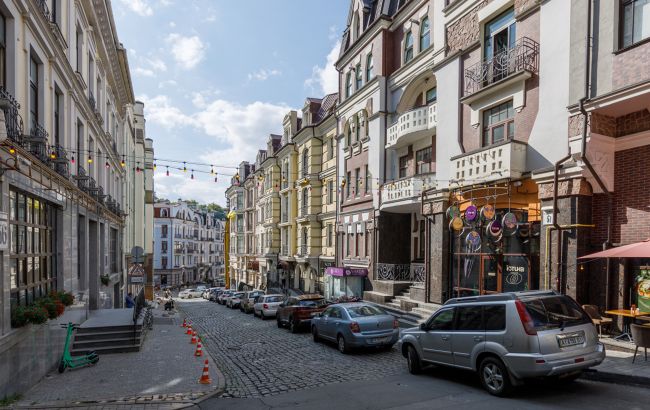 "Мама меня повела показать, как живут очень бедные люди". Какой была Воздвиженка 30 лет назад (фото)