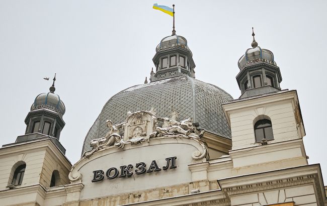 На вокзале во Львове появилась озадачившая горожан скульптура: что там установили (фото)