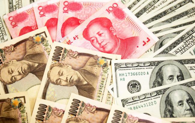 Китай повторно девальвував юань
