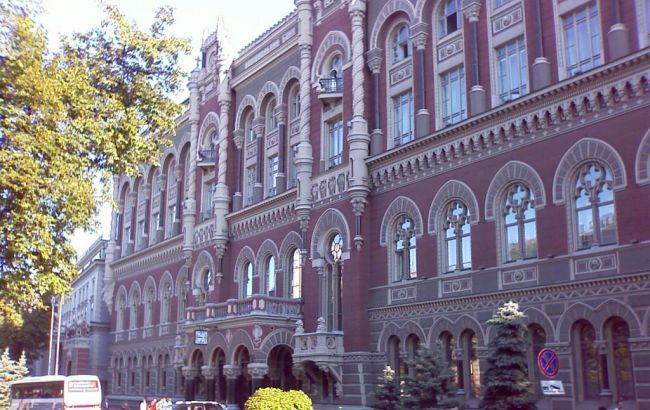 НБУ на 25 марта ослабил курс гривны до 26,25 за доллар