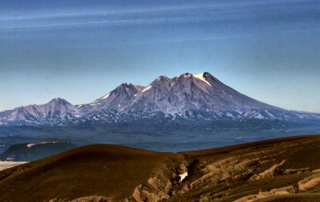 На Камчатці вулкан викинув стовп попелу заввишки вісім кілометрів