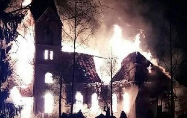 У Фінляндії перед великодньою службою підпалили старовинну церкву