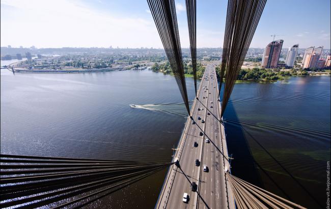 Движение автотранспорта на Московском мосту в Киеве будет частично ограничено