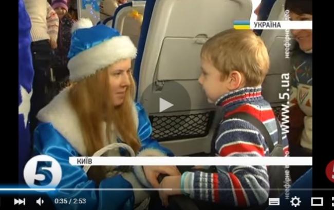 Дети в восторге от киевского новогоднего ретро-поезда "Укрзализныци"