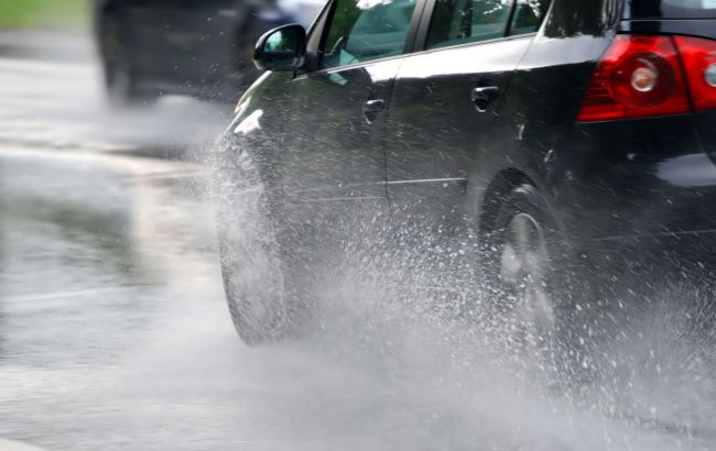 Водіїв попереджають про сильні дощі 15 квітня