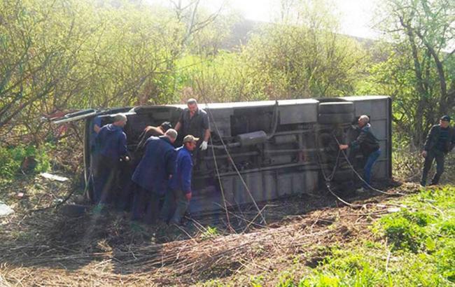 У Хмельницькій обл. автобус злетів у кювет, постраждали 17 пасажирів