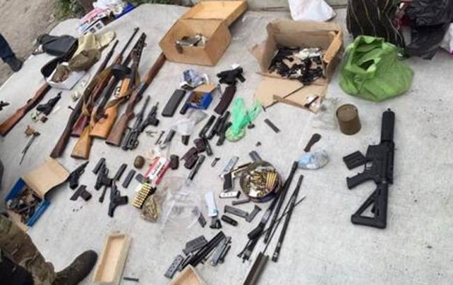СБУ припинила діяльність міжрегіонального угруповання торговців зброєю