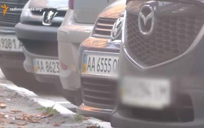 Журналісти показали, яких розкішних авто роз'їжджають родичі співробітників СБУ