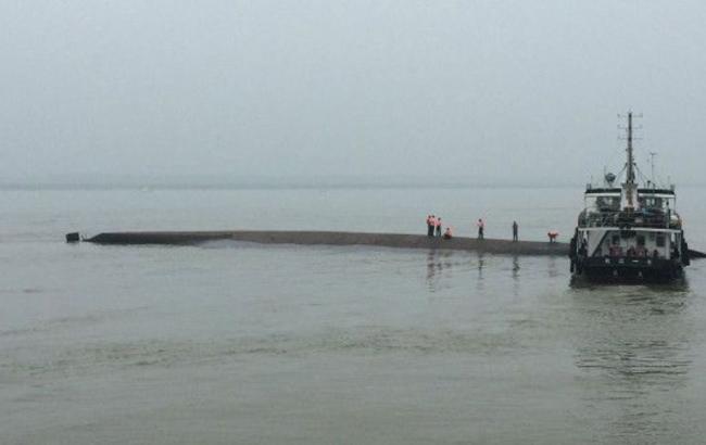 У берегов Китая при крушении рыболовецкого судна пропали 17 человек