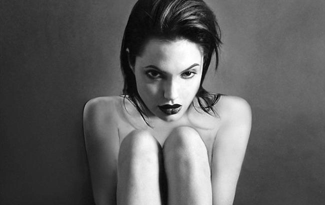 Раритетні фото оголеної Анджеліни Джолі продадуть в Лондоні